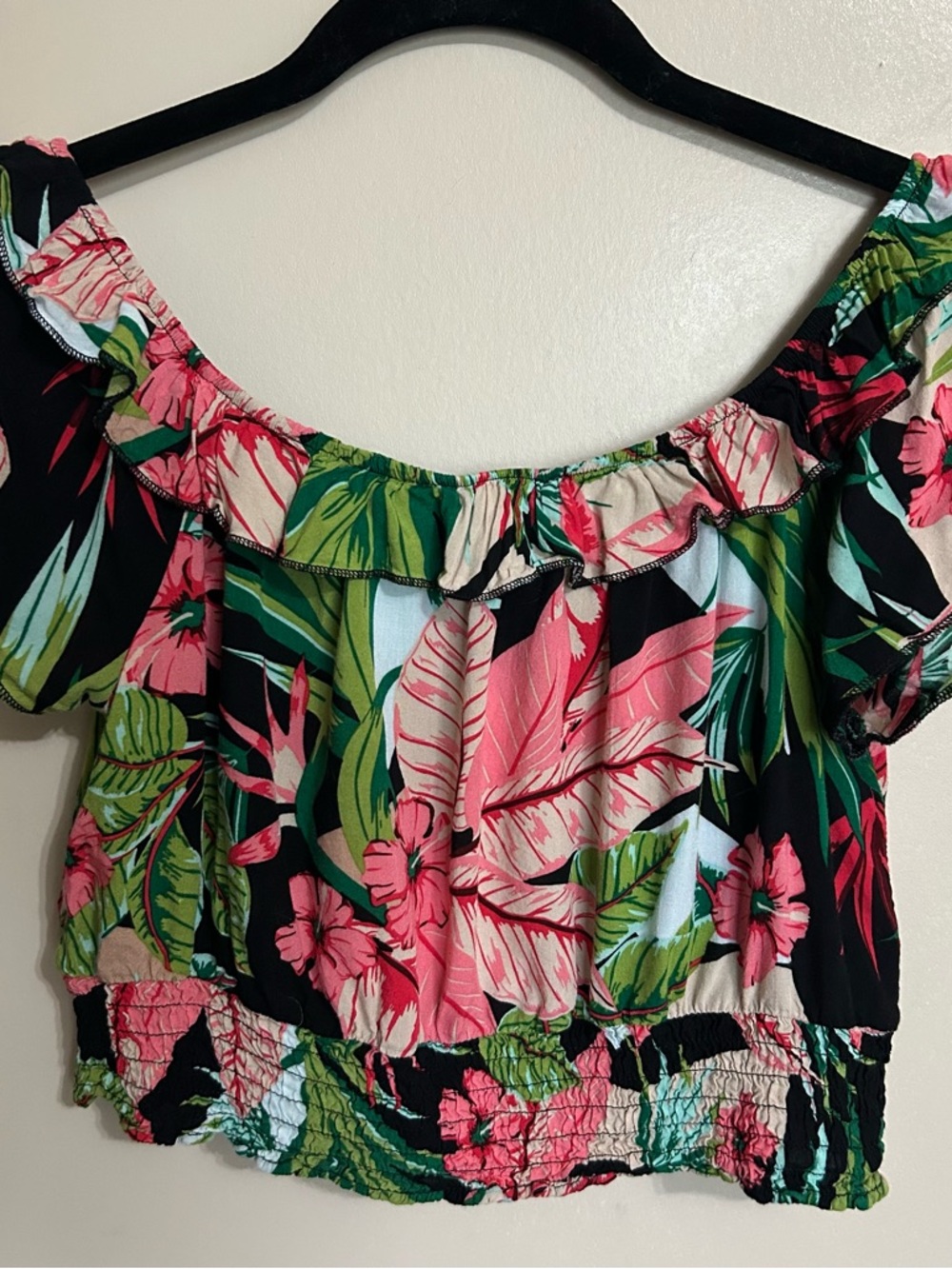 Delicious Black & Pink Tropical Off-Shoulder Crop Top - Picture 4 of 8
